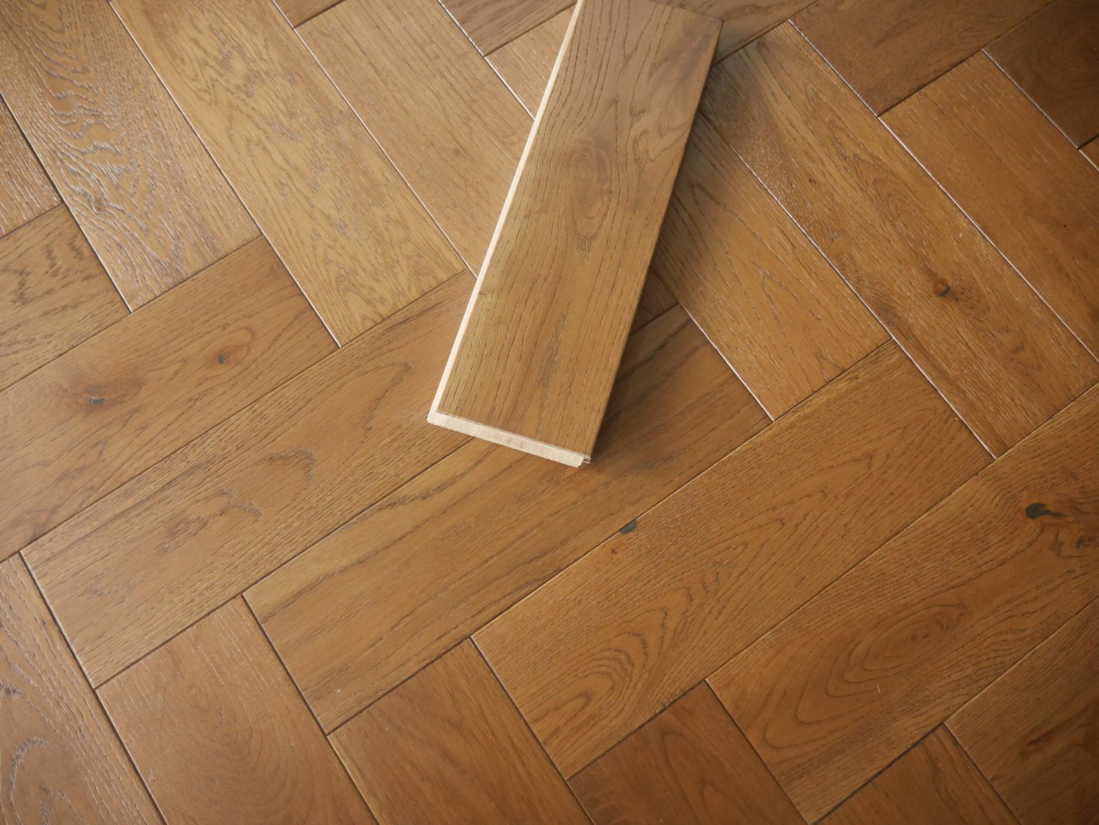 18mm Solid Wood Herringbone Click System Traditional Line Narrow Planks