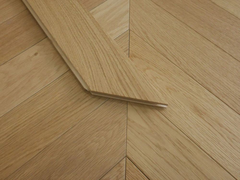 14mm Engineered Wood Chevron Click System Brushed Lacquered / Lac Modern Line Narrow Planks Mid Oak Classic