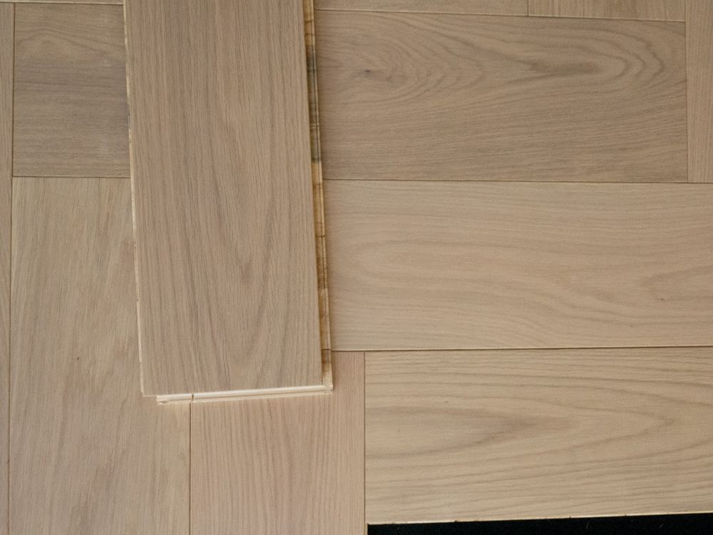 14mm Engineered Wood Herringbone Click System Oiled Modern Line Pale/White