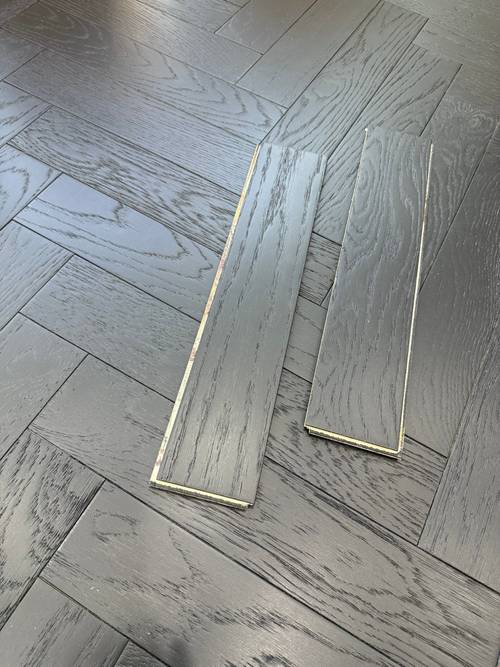 10mm Engineered Wood Herringbone Tongue & Groove Galaxy Black Brushed Lacquered / Lac 10mm Herringbone Narrow Planks Mid Oak Light