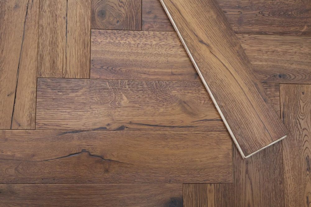 14mm Engineered Wood Herringbone Tongue & Groove Antique Modern Line Mid Oak Rich