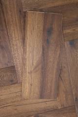 14mm Engineered Wood Herringbone Tongue & Groove Antique Modern Line Mid Oak Rich - Image 4