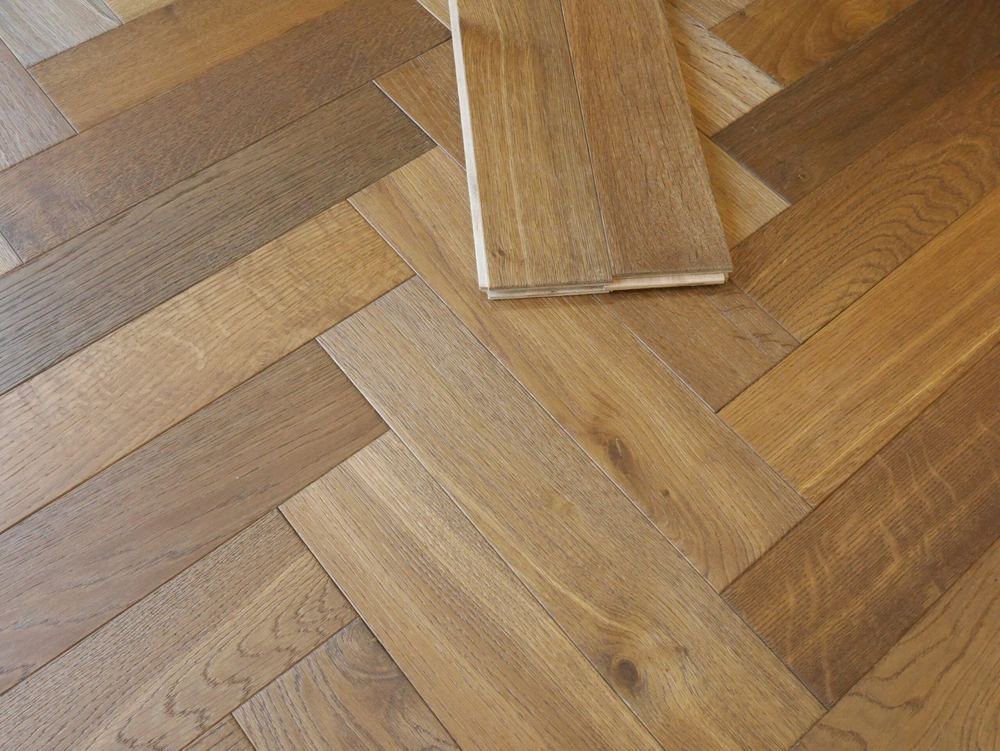 18mm Engineered Wood Herringbone Tongue & Groove Smoked / Double Smoked UV Oiled Modern Line Narrow Planks Dark Brown